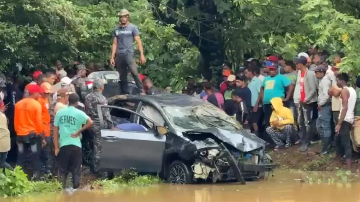 Un muerto y dos heridos tras impactar vehículo contra un puente en Villa Riva
