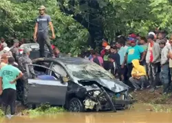 Un muerto y dos heridos tras impactar vehículo contra un puente en Villa Riva