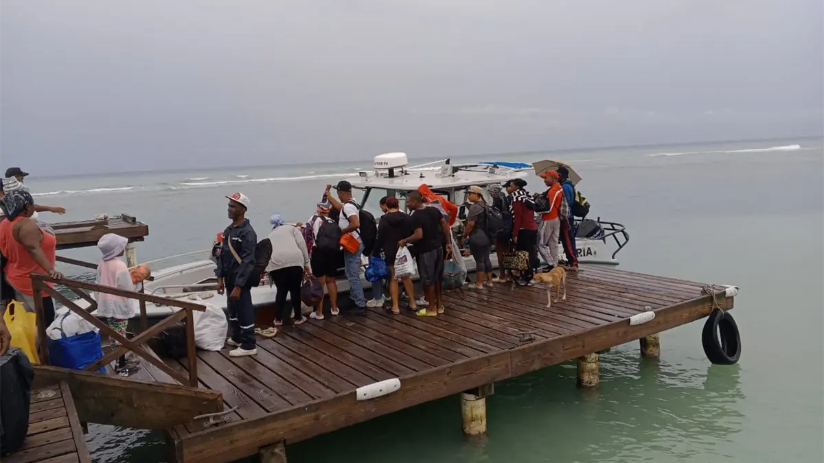 Armada evacúa residentes y turistas de Isla Saona por efectos de la tormenta Melissa