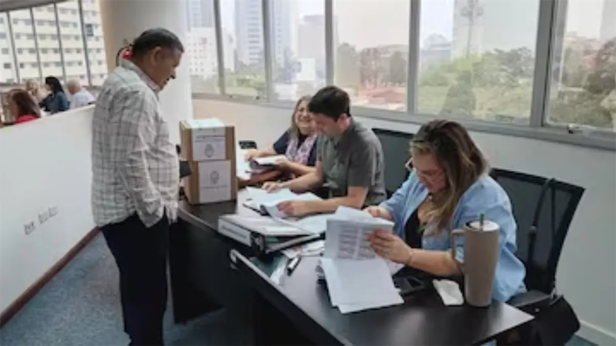 Argentinos en Paraguay votan en elecciones legislativas clave para el Gobierno de Milei