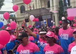 San Francisco de Macorís celebra su caminata anual de la lucha contra el cáncer a pesar del tiempo