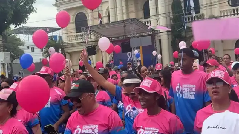 San Francisco de Macorís celebra su caminata anual de la lucha contra el cáncer a pesar del tiempo