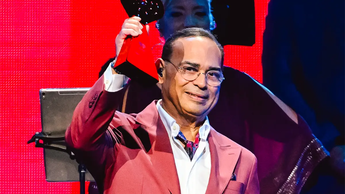 Gilberto Santa Rosa premiado con iHeartRadio Award en la Fiesta Latina 2025