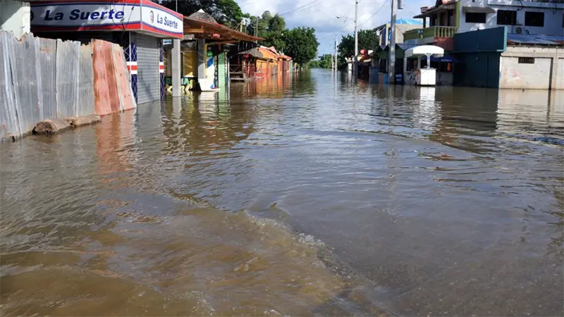 Persisten inundaciones en Santo Domingo Oeste tras cese de las lluvias