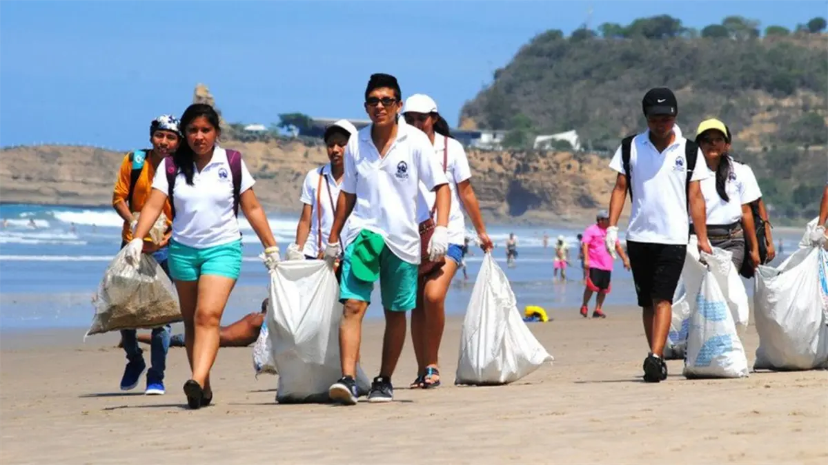 Recogen más de 25 toneladas de desechos en playas y ríos de Ecuador