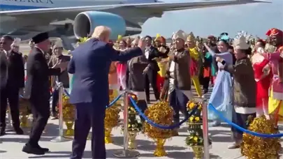 El v&iacute;deo de Trump bailando en la alfombra roja a su llegada a Malasia