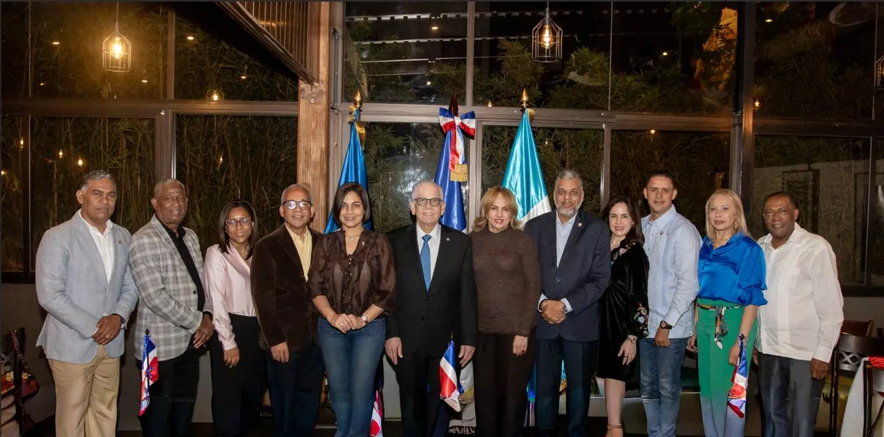 El embajador Ricardo Tomás Polanco junto al vicepresidente del PARLACEN, Ramón Emilio Goris, y otros parlamentarios.
