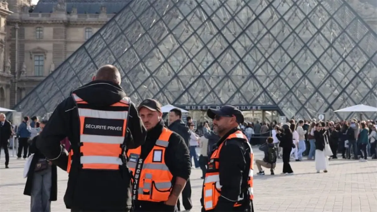 Imputan y encarcelan provisionalmente a dos sospechosos por el robo del Louvre en París