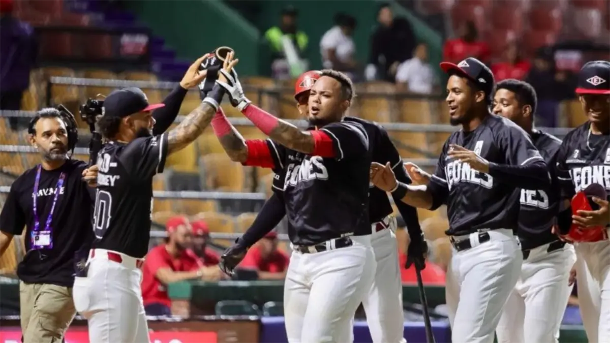 Jonrones de Lake y Maldonado extienden a tres la racha de victorias del Escogido