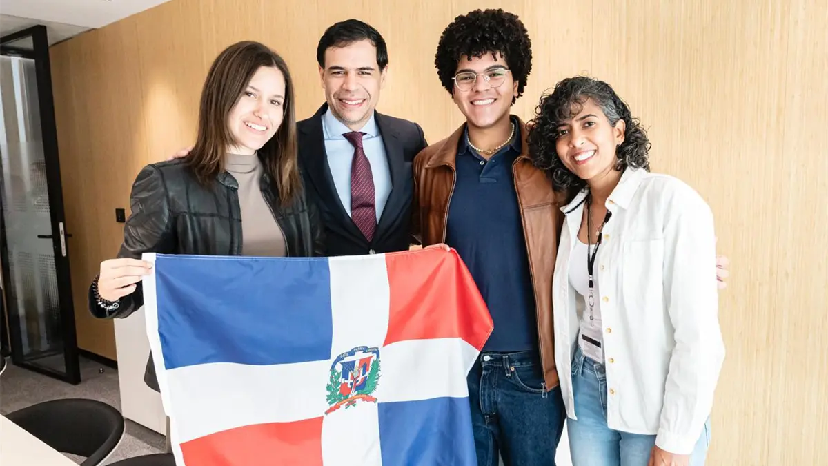 Roberto Ángel Salcedo visita campus de Berklee en Valencia, España