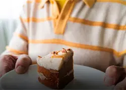 Mujer termina su matrimonio de 25 años porque el marido se comió su trozo de tarta