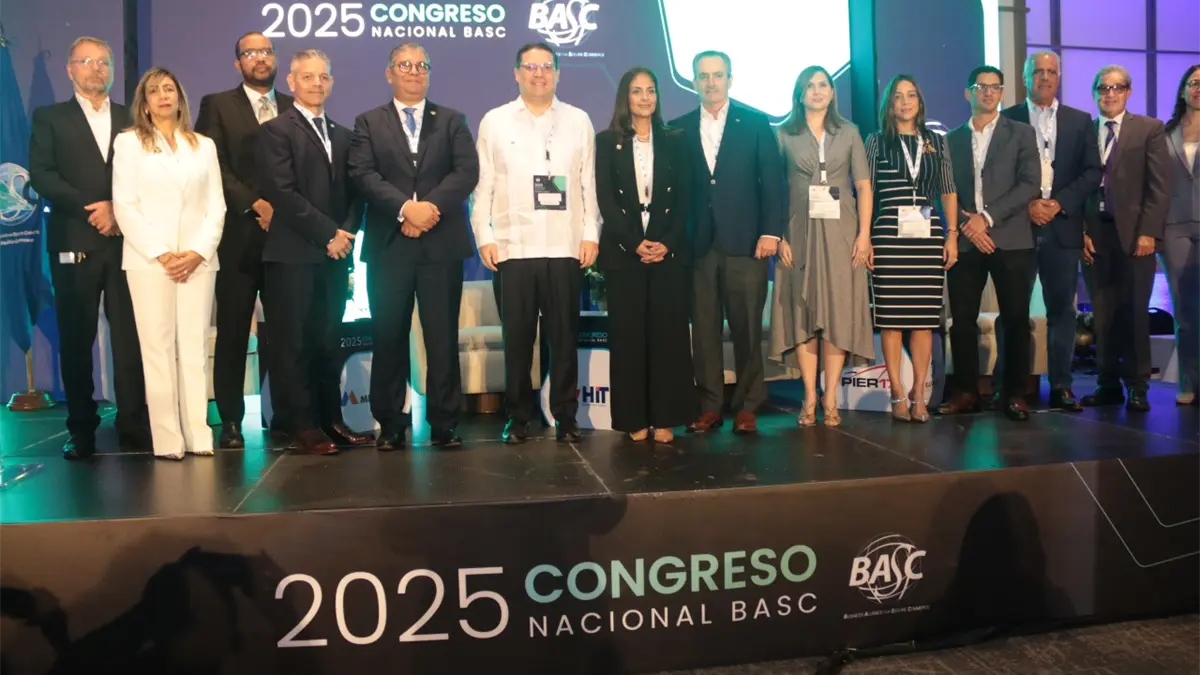 El presidente de BASC RD, Horacio Lomba, el vicepresidente ejecutivo de la Cámara Americana de comercio, William Malamud; el director general de Aduanas, Eduardo Sanz Lovatón, otros directores de BASC y expositores del congreso.