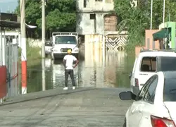 Residentes de Los Cerros en el km 18 de la autopista Duarte dicen que no aguantan más inundaciones