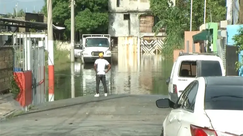 Residentes de Los Cerros en el km 18 de la autopista Duarte dicen que no aguantan más inundaciones