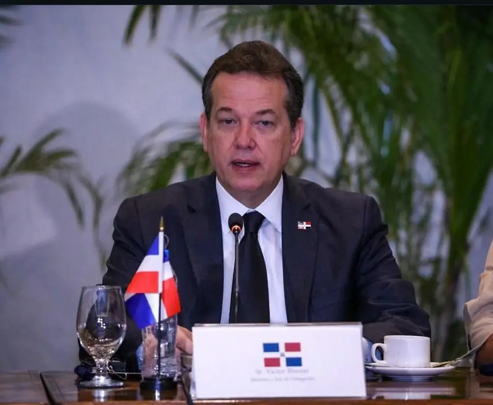 Ministro Ito Bisonó presenta oportunidades de inversión en Semana Dominicana SEDE 2025 en Madrid
