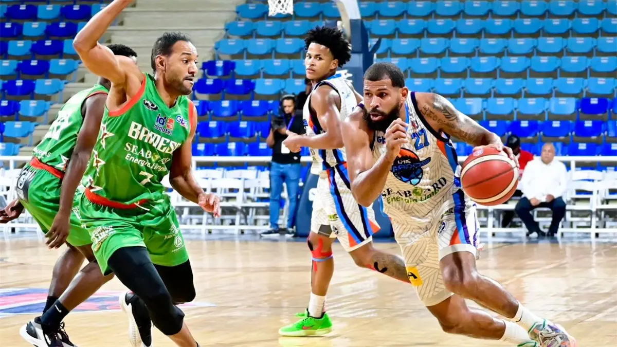 El boricua Ángel Matías, del club Los Prados, se desplaza con el balón en una ofensiva ante Sadiel Rojas, defensa del club Bameso.
