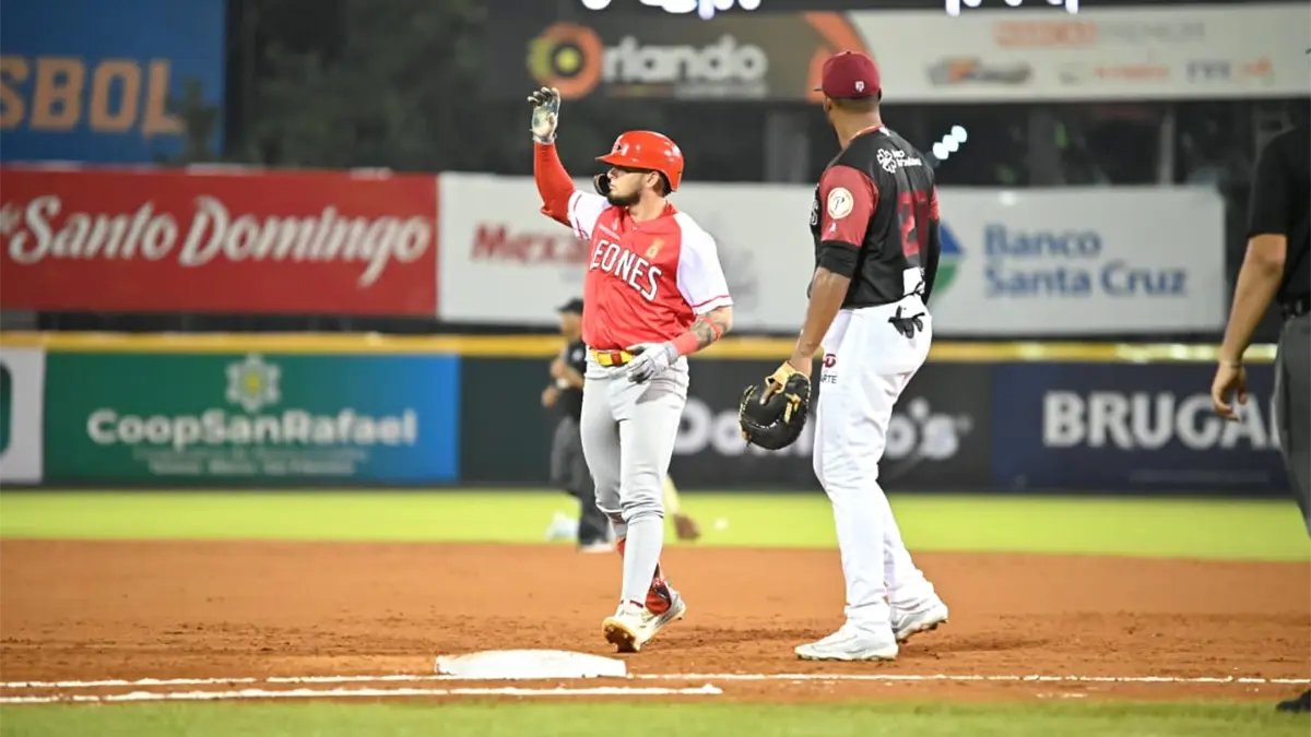 Momento de acción del partido de anoche entre los Gigantes y Leones en el estadio Julián Javier.
