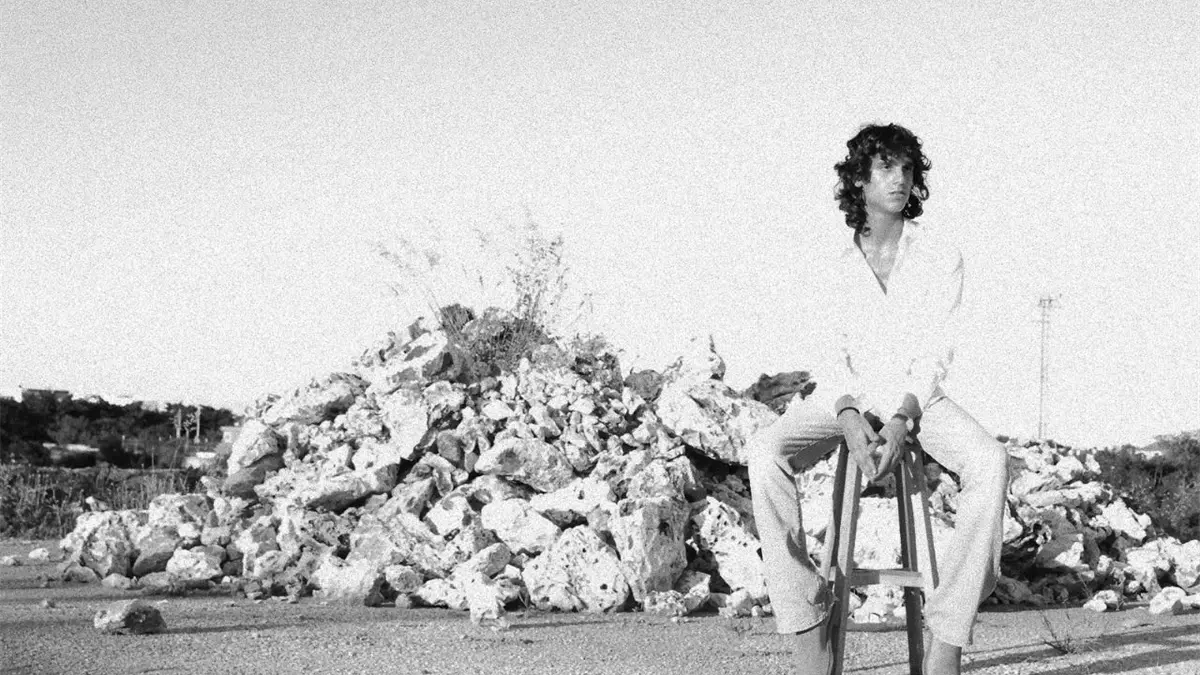 Víctor Pintor estrena “Miradas Disfrazadas”,  un canto íntimo al desamor y la autenticidad artística