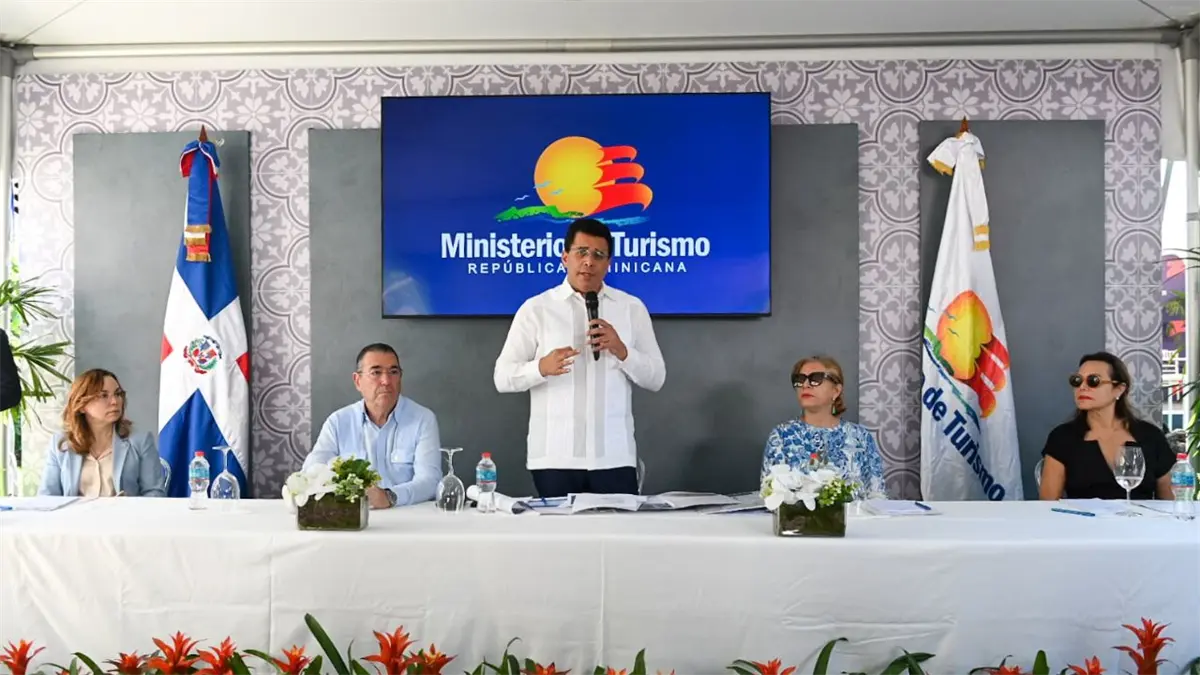 Ministro Collado entrega 11 calles reconstruidas en Ciudad Colonial