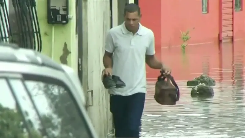 Alerta por lluvias en 16 provincias a pesar de distancia del huracán Melissa