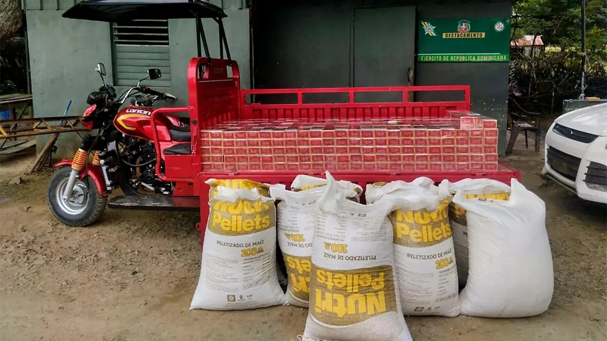 Ejército ocupa contrabando de más de 98 mil cigarrillos ocultos debajo de sacos de alimento para ganado