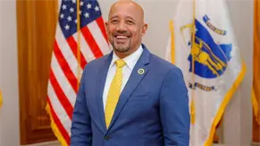 Brian DePeña busca reelección en Lawrence con enfoque en desarrollo económico