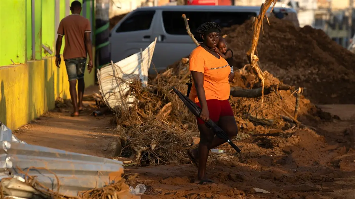 Más del 70 % de Jamaica sigue sin electricidad y hay 134 carreteras bloqueadas