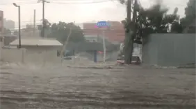 Fuertes lluvias provocan inundaciones en avenidas cercanas al Monumento de Santiago Fuertes lluvias provocan inundaciones en avenidas cercanas al Monumento de Santiago