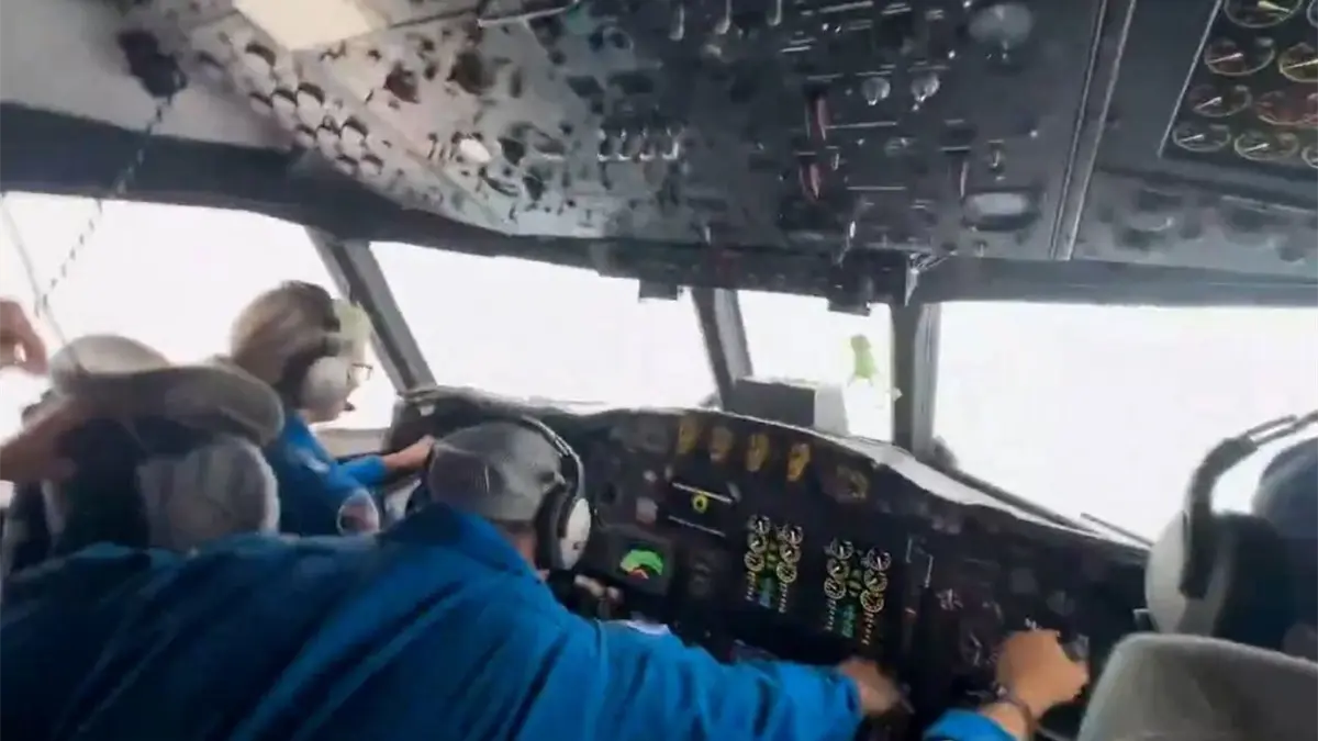 Así fueron las violentas turbulencias en el avión que atravesó el ojo del huracán Melissa