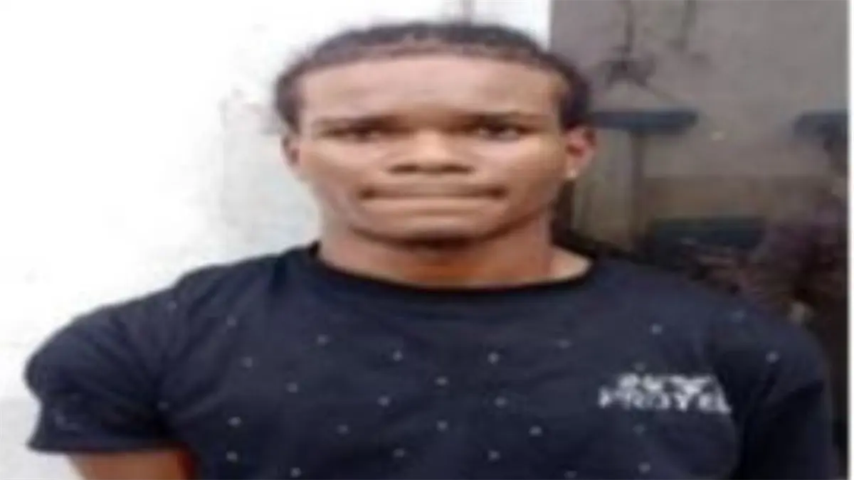 El joven Frenedy Jáquez fue entregado a las autoridades por el doctor Carlos Sánchez Díaz, del Comité Dominicano de los Derechos Humanos, en presencia del vocero policial, coronel Diego Pesqueira.