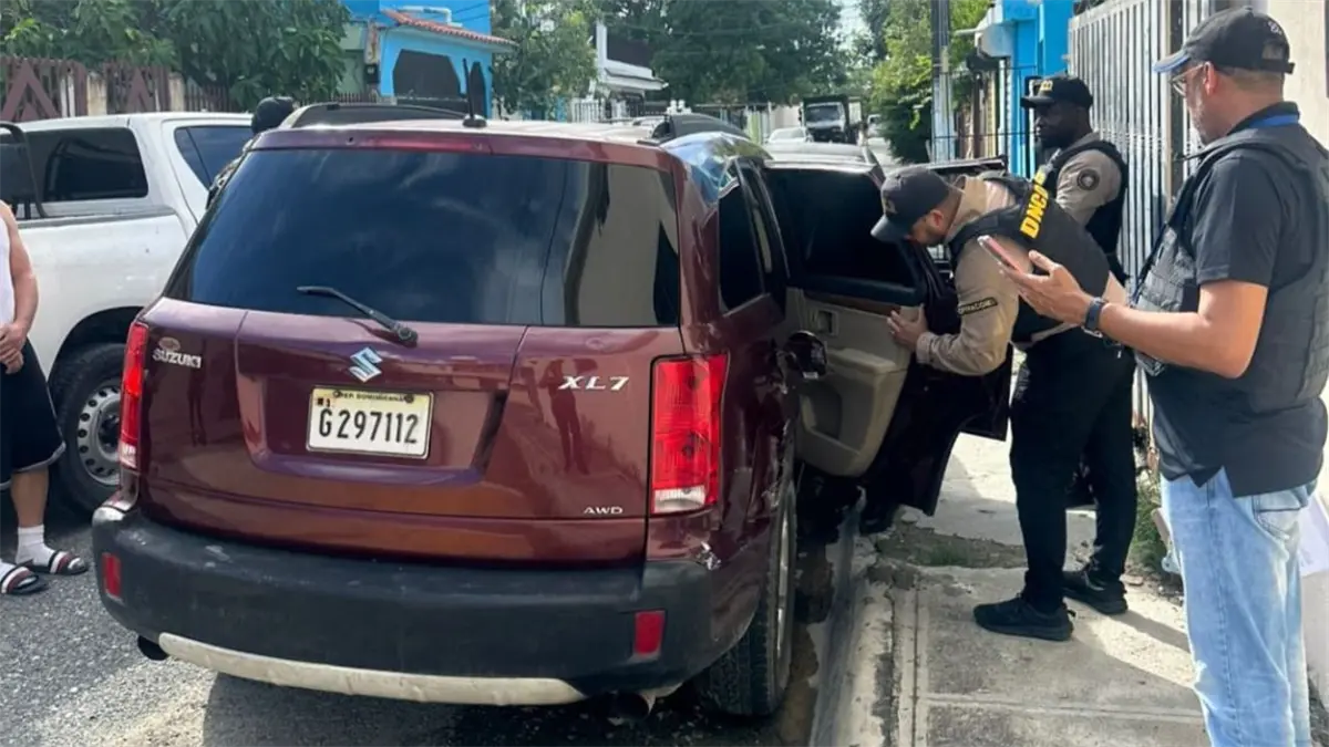 Ocupan más de 5,000 gramos de presunta cocaína y un arsenal de armas en Santo Domingo Este