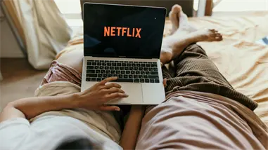 Intriga, acción y nostalgia dominan el Top 10 de Netflix en República Dominicana