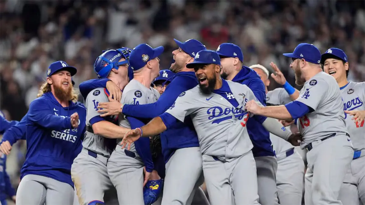 Will Smith celebra tras conectar el jonrón del título que le dio a los Dodgers su segundo campeonato consecutivo de la Serie Mundial, después de una épica remontada 5-4 contra los Azulejos de Toronto.