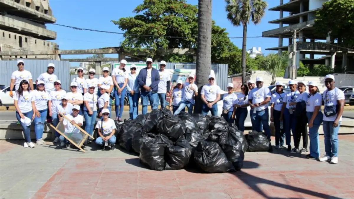 Piden a la población limpiar escombros para facilitar la entrega de ayuda aérea en Jamaica