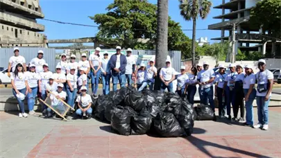 Piden a la población limpiar escombros para facilitar la entrega de ayuda aérea en Jamaica