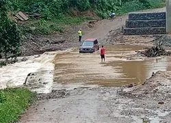 Crecida de ríos deja incomunicadas varias comunidades en Monte Plata