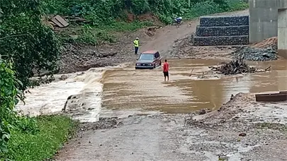 Crecida de r&iacute;os deja incomunicadas varias comunidades en Monte Plata