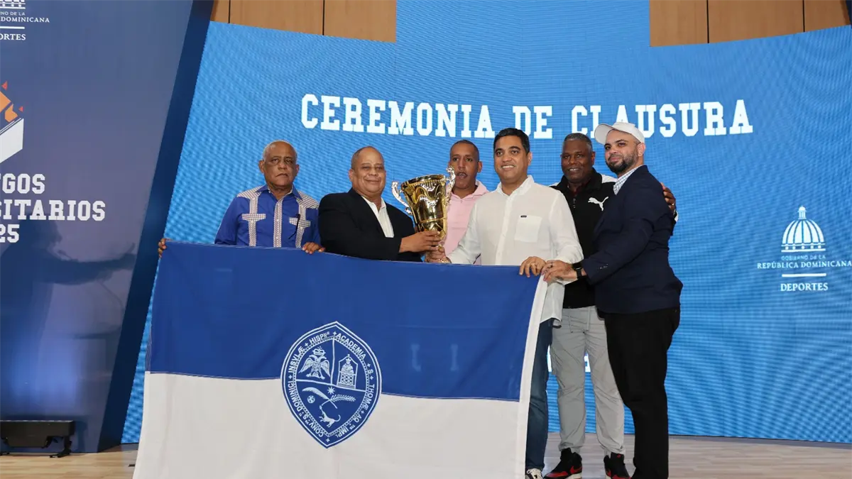 Kelvin Cruz entrega corona a UASD en Juegos Universitarios 2025