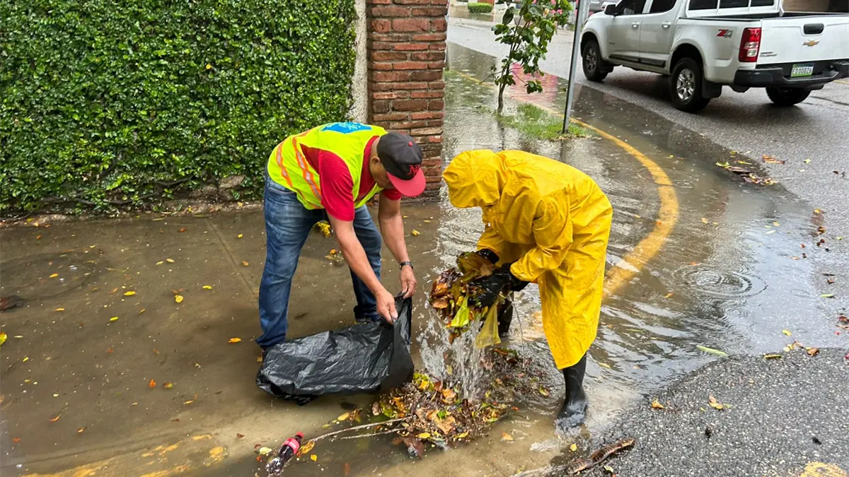 Alcaldía del DN en labores preventivas para mitigar efectos de onda tropical y vaguada
