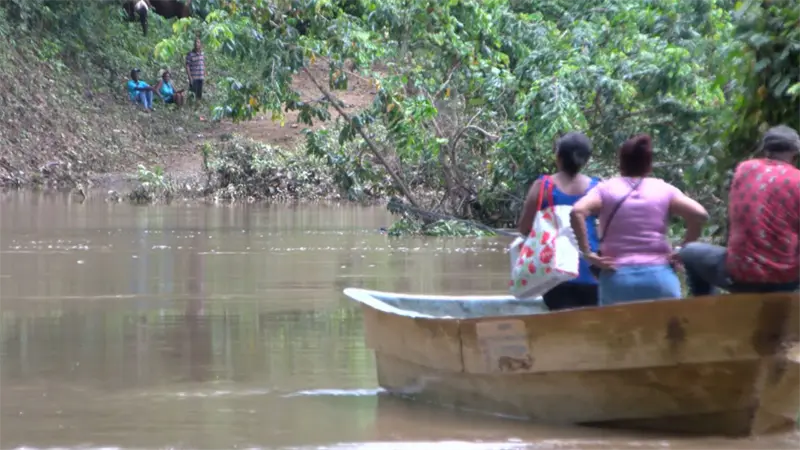 Desbordamiento del río Cabón obliga a comunidades de Monte Plata a depender de una yola