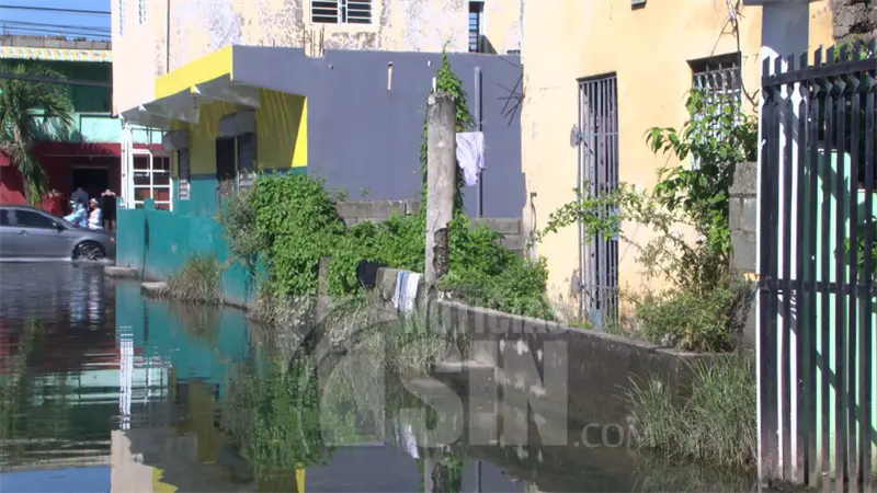 Aguaceros convierten el barrio Los Solares en una laguna, SDE