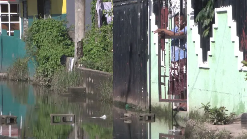 Aguaceros dejan calles anegadas y familias aisladas en El Almirante