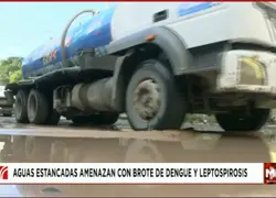Aguas estancadas amenazan con brote de dengue y leptospirosis en sector afectado por deterioro vial