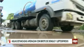Aguas estancadas amenazan con brote de dengue y leptospirosis en sector afectado por deterioro vial