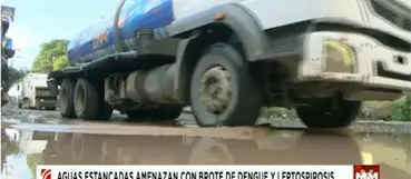 Aguas estancadas amenazan con brote de dengue y leptospirosis en sector afectado por deterioro vial