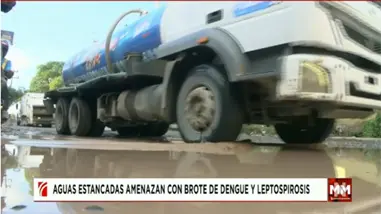 Aguas estancadas amenazan con brote de dengue y leptospirosis en sector afectado por deterioro vial
