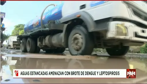 Aguas estancadas amenazan con brote de dengue y leptospirosis en sector afectado por deterioro vial