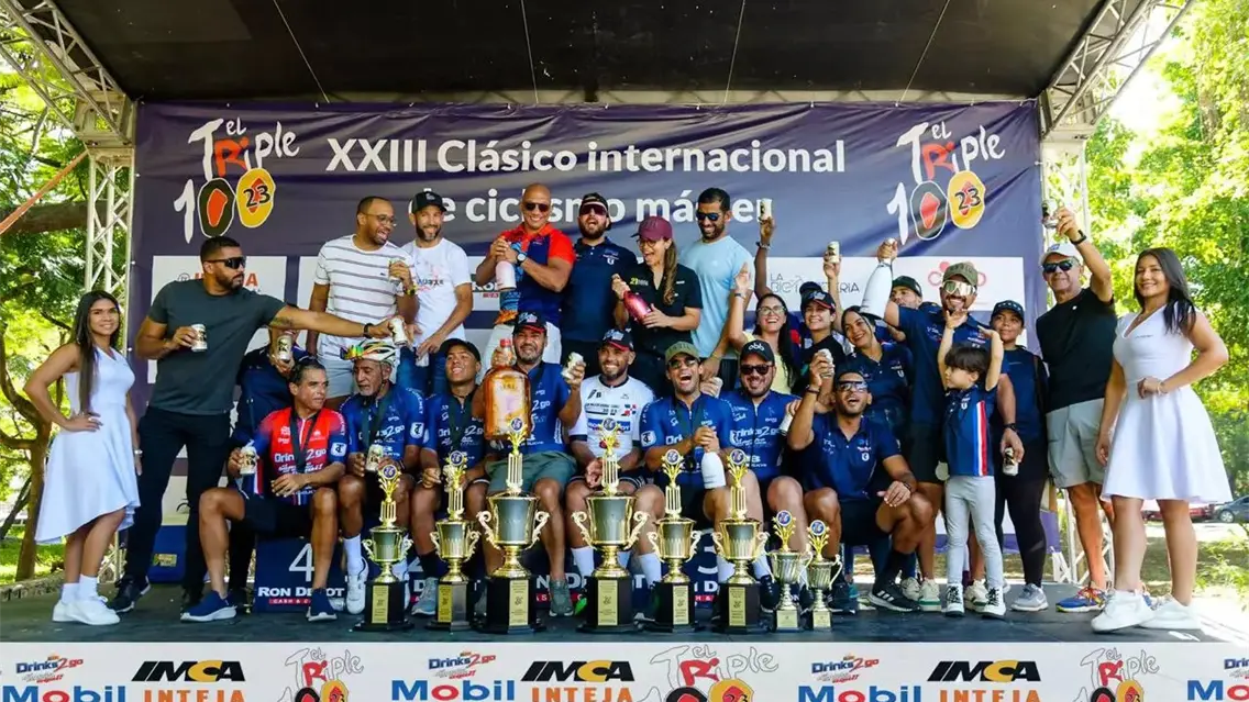 Más de 450 ciclistas internacionales compiten en el Clásico Triple Cien Máster 2025