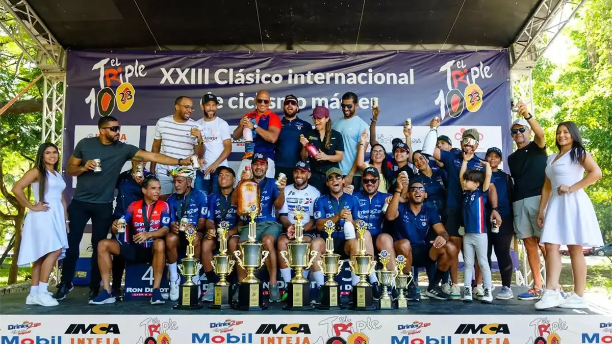 Más de 450 ciclistas internacionales compiten en el Clásico Triple Cien Máster 2025