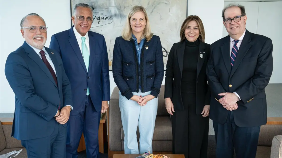 Desde la izquierda, Pablo Valentín, Luis Mejía Oviedo, Kirsty Coventry, Carolina Mejía y Felipe Vicini.